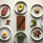 Мужчина готовит здоровое питание для набора мышечной массы с белковыми продуктами