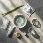 Первая помощь при ожоге паром - охлаждение руки холодной водой