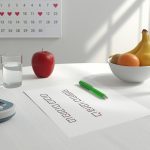 Врач с результатами анализов в медицинской лаборатории для семейной диспансеризации