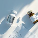 Врач сравнивает дженерики и оригинальные препараты в аптеке для выбора безопасного лекарства