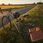 Человек на велосипеде в парке во время велопрогулки для улучшения ментального здоровья и снижения стресса