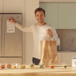 Человек проверяет этикетки продуктов питания для здоровья кишечника и пищеварения
